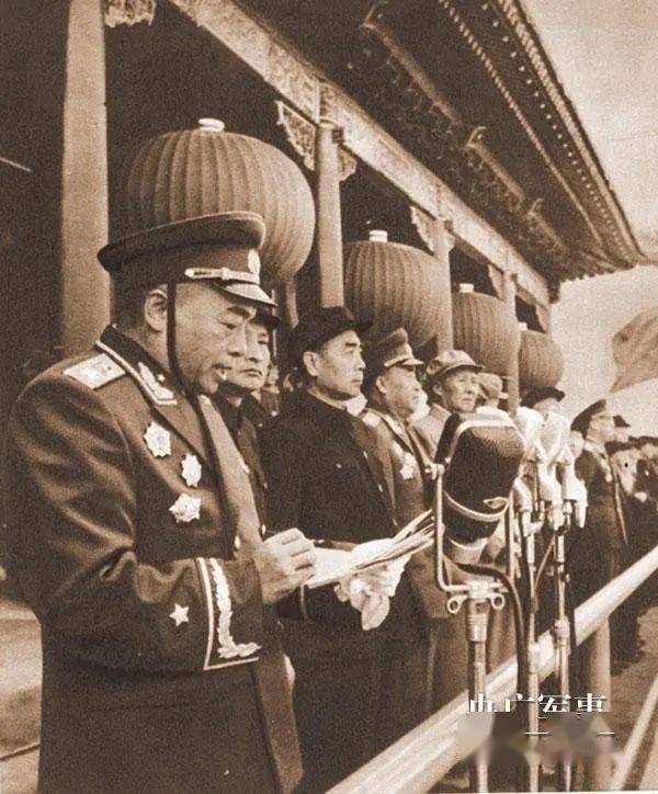 1955年国庆阅兵,彭德怀元帅向中国人民解放军全体官兵发布命令1955年