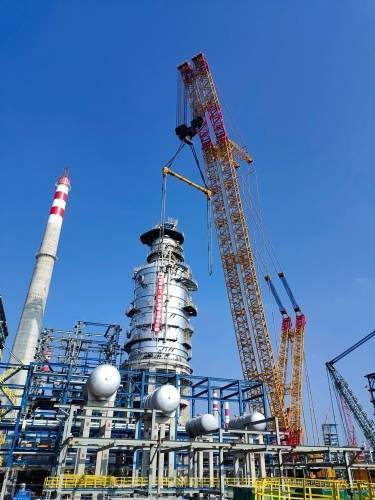 广东石化项目常减压装置减压塔一次吊装成功