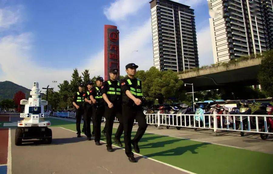 梁溪公安分局崇安寺派出所民警在中山路执勤.