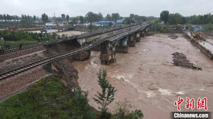 > 山西降雨致南同蒲铁路中断.