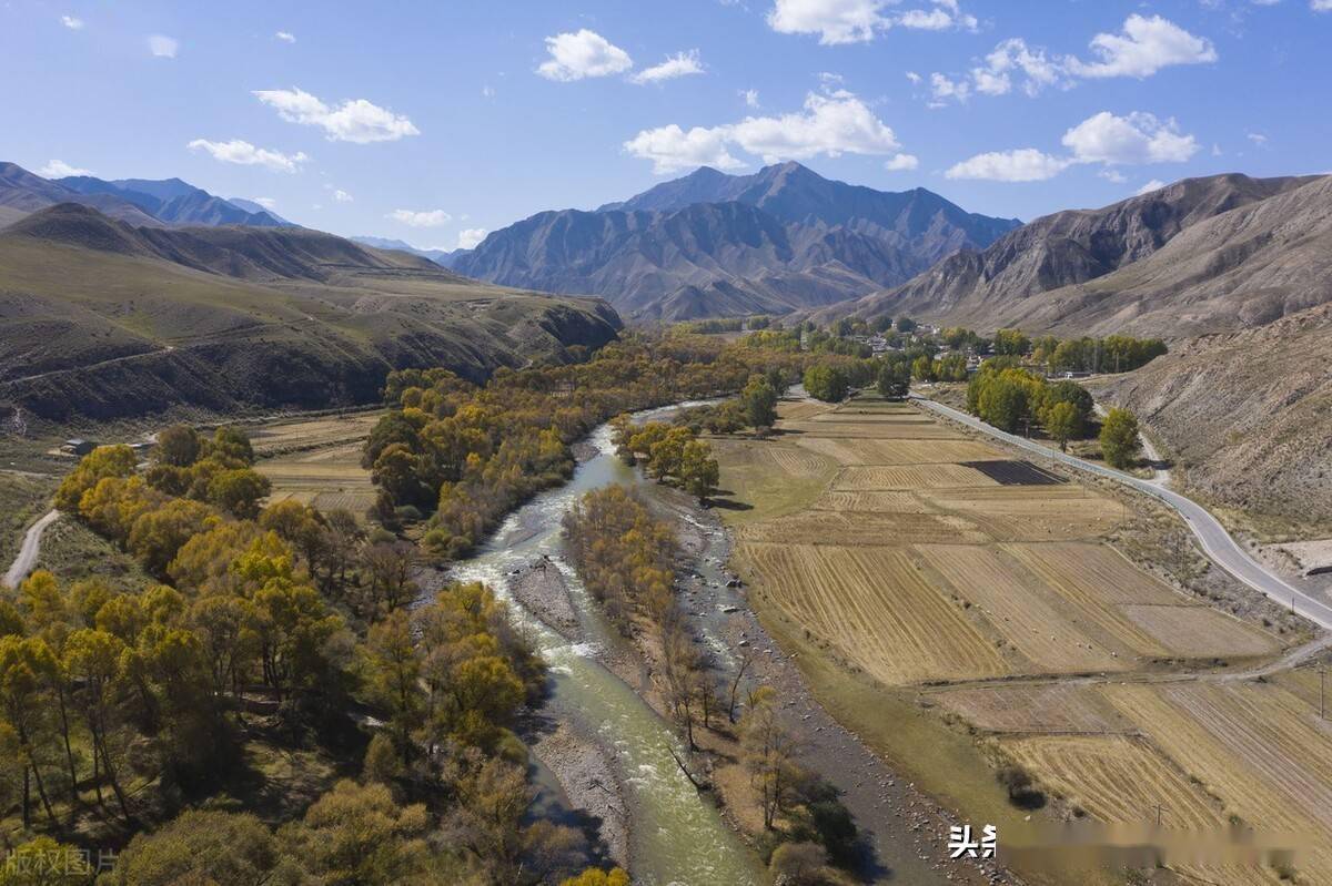 金秋时节,位于祁连山北麓的甘肃省张掖市肃南裕固族自治县皇城镇境内