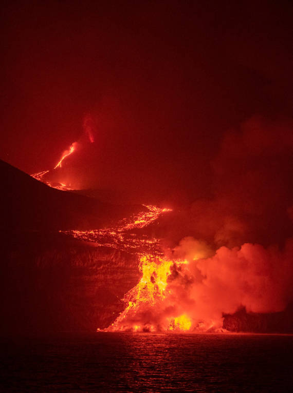 西班牙火山继续喷 滚石大如三层楼房_岩浆