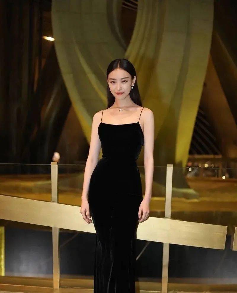 32岁倪妮旧照被疯传,"直线挺"震惊网友:体态好,对气质