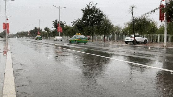 挂在天上的 是 灯 泡  呢 丝毫不影响接下来的降温 雨,阵雨,雨夹雪,雪