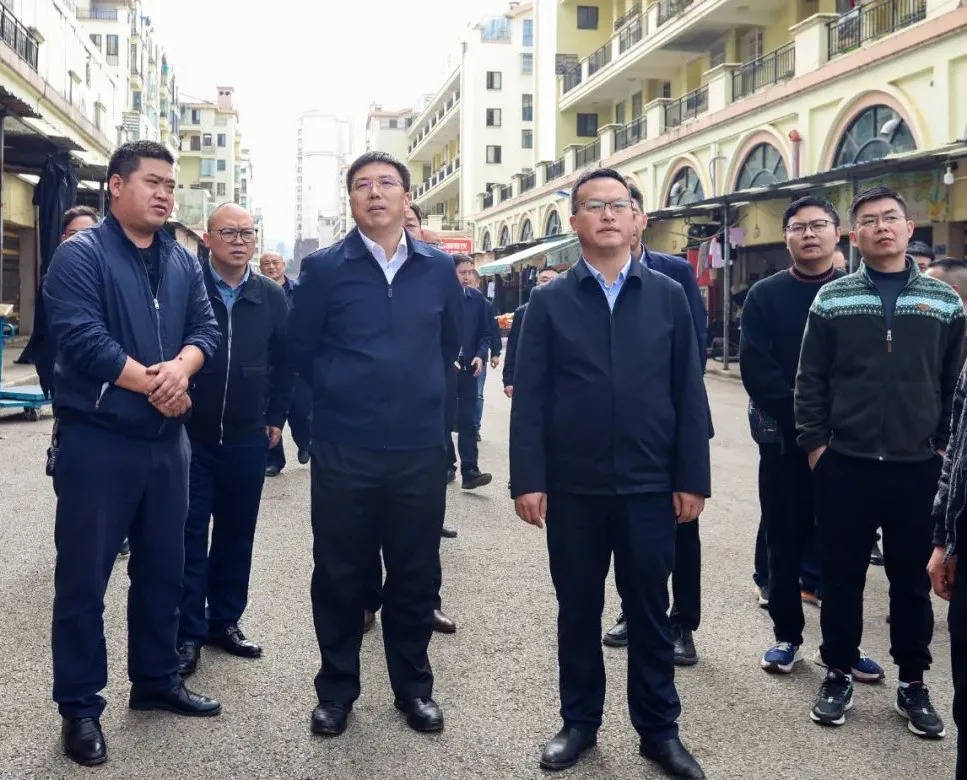 当天,胡敬斌,邓林一行先后深入威宁五万吨粮库,江楠现代物流园,万鸿