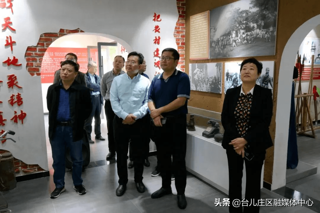 枣庄市社科专家服务团来台儿庄区马兰屯镇调研双十镇建设情况