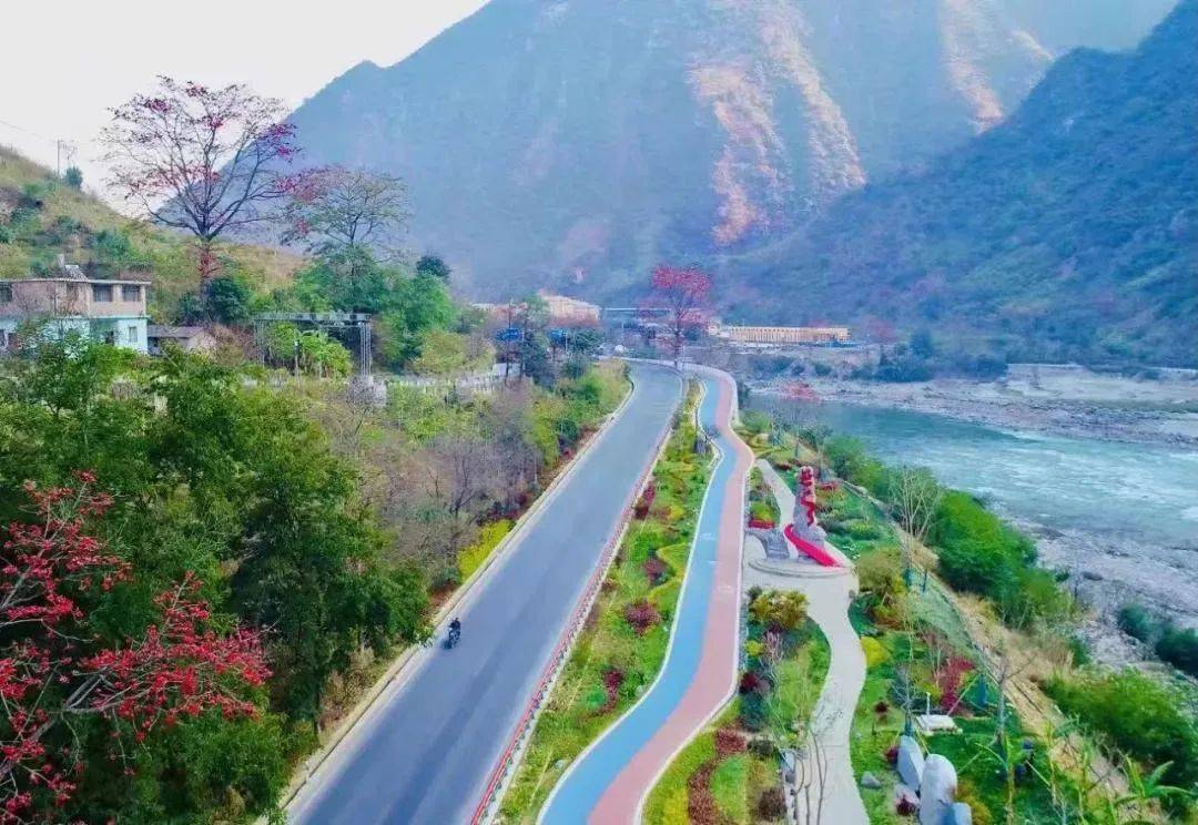 云南怒江州分行学史力行支持美丽公路绿道工程建设