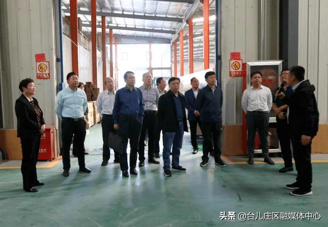 枣庄市社科专家服务团来台儿庄区马兰屯镇调研双十镇建设情况
