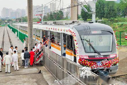 "冷暖车厢"来了 重庆轨道交通4号线二期首列车下线 首次实现车厢分区