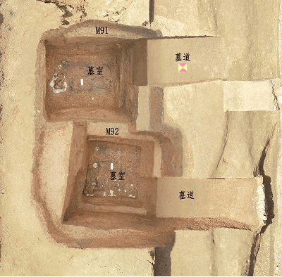 m90墓道位于墓室西面偏南侧,斜坡状,墓道残长2.3,宽1.4,最深处1.3米.