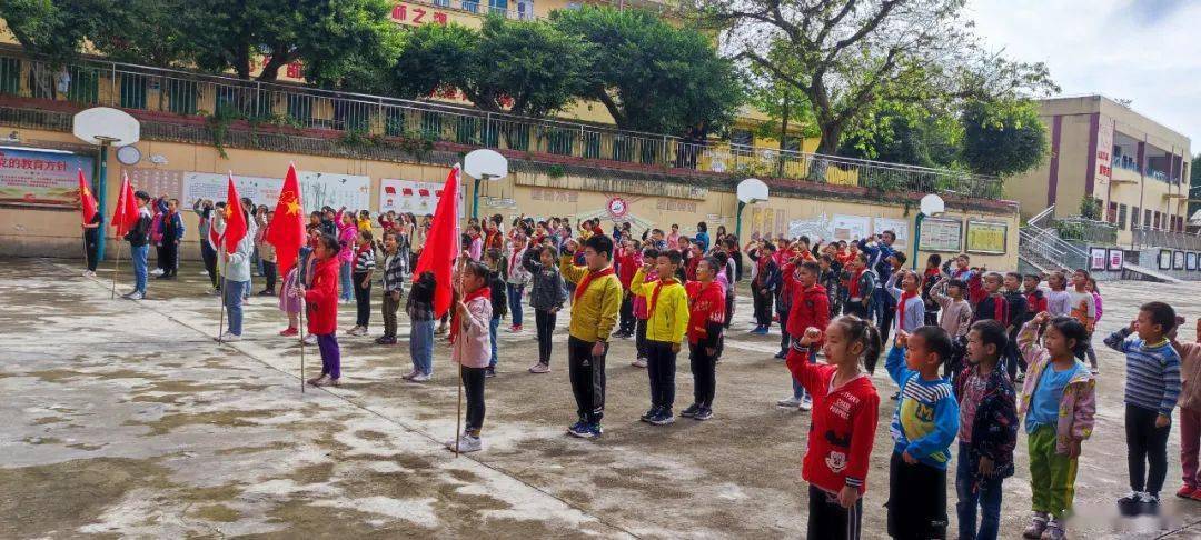 琼江小学 新生小学 少先队员们无比幸福和自豪的眼神告诉我们 他们定