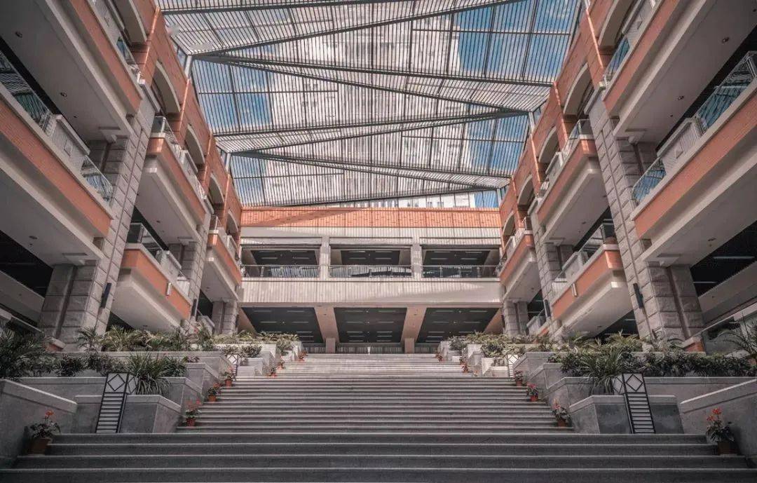 中央财经大学沙河校区图书馆,设计藏书量为地上70万册,2100个阅览座位