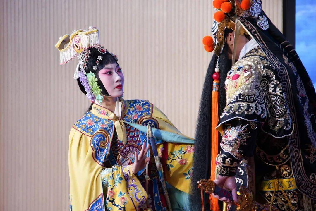 随后,北京京剧院梅兰芳京剧团优秀青衣演员吴玉环,优秀花脸演员罗帅