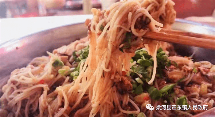 【一村一品】罗岗特色美食—火烧肉拌米线(内附视频)