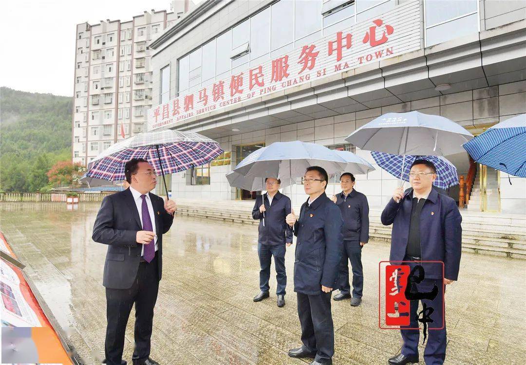 汪武一行到通江县瞻仰川陕革命根据地红军烈士陵园,向革命先烈敬献