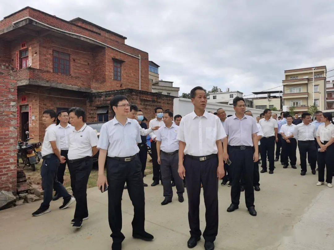 高州市长人选卢巧智主持召开乡村振兴打造示范村小组现场会