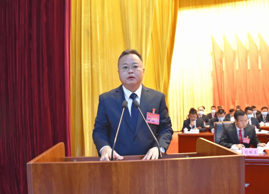 县委副书记,代县长陈腾达向大会作政府工作报告.