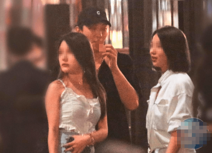 28岁台男星与4女街边调情,深夜左拥右抱,勾脖子闻发香