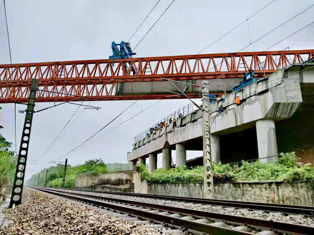 推进源仙台涉铁桥首片跨铁路箱梁完成架设