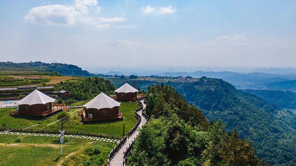 如今扰绕村发展成了一处露营胜地,村寨的一侧是露营基地,可容纳近百顶