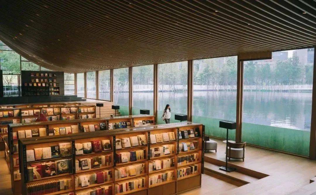 兴隆湖湖畔书店,可以水下看书. (图据 成都发布)