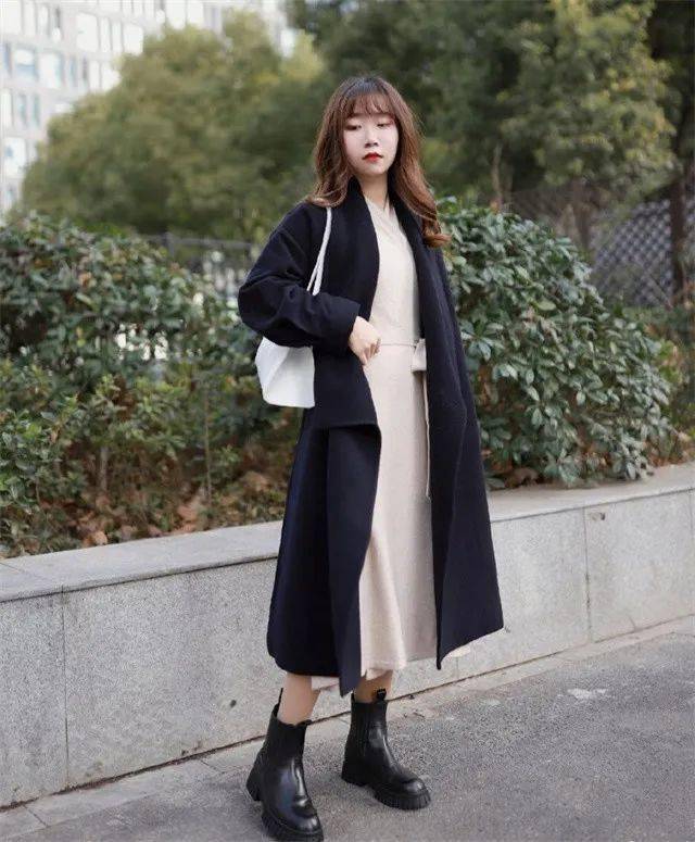 中年女人会打扮才不显老!4种裙子的秋冬搭配法,洋气保暖好减龄