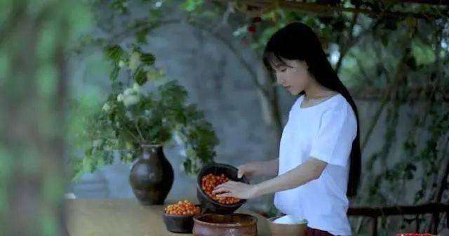 其次,李子柒视频里传播的内容,植根于非物质文化的传承和传播.