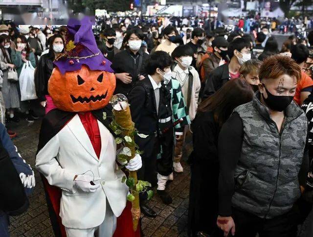 涩谷万圣节人群狂欢不顾疫情场面十分混乱