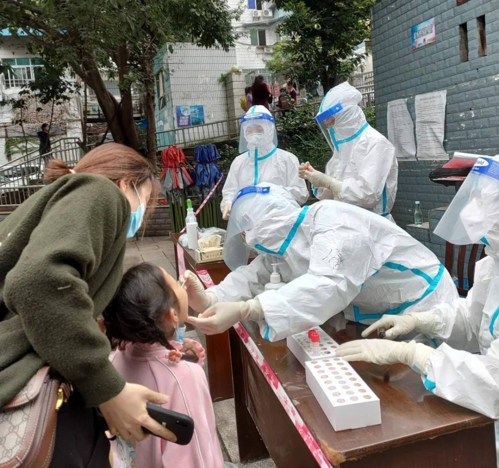 龙溪街道新光天地核酸检测点,市民有序排队接受核酸检测.胡瑾 摄