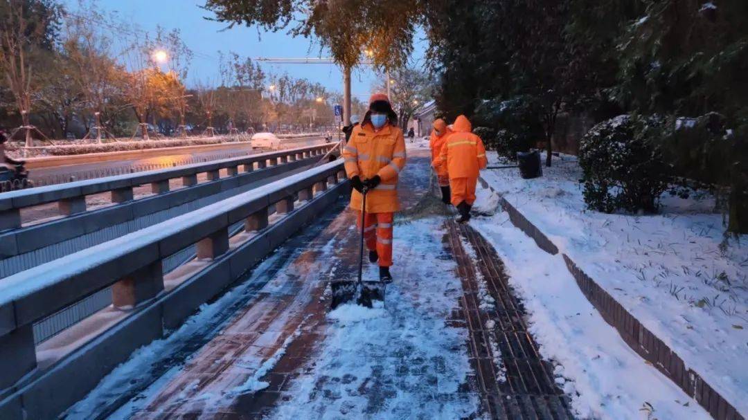 环卫工人连夜扫雪,致敬那些在风雪中为我们坚守的人们!