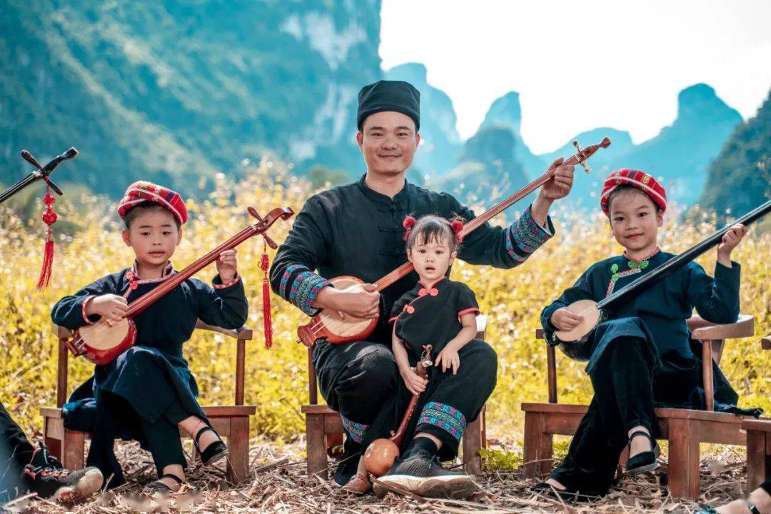 壮族天琴艺术亦称"唱天""弹天""跳天",是融歌,舞,乐于一体的壮族传统