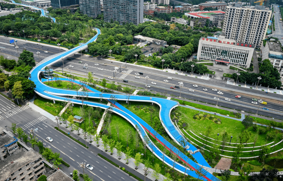 云锦项目超过四分之三的路段都是空中廊道以飘逸的造型横亘于城市上空