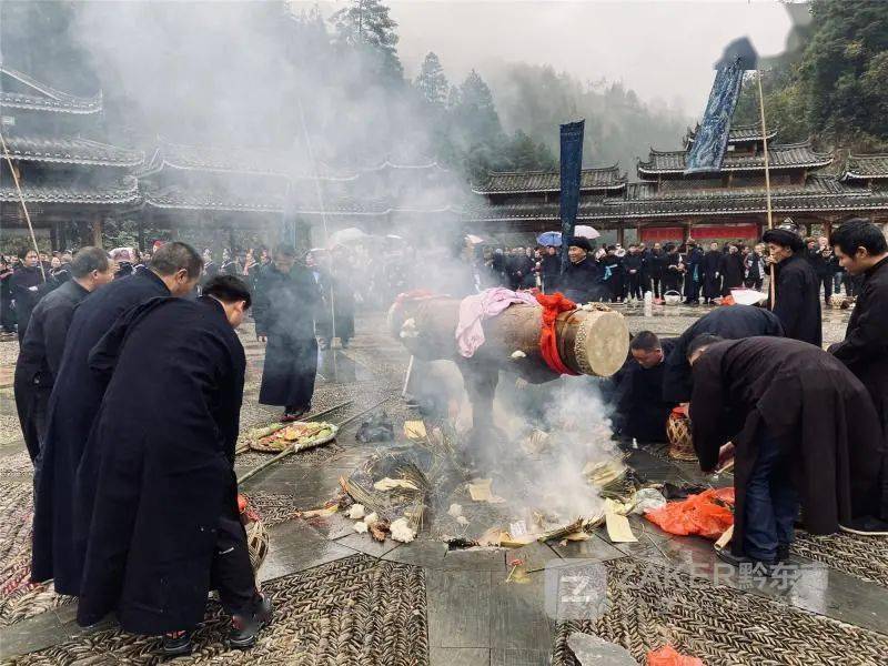 走进乌流村,白蒙蒙的晨雾还环绕在鳞次栉比的苗岭四周,一缕炊烟拉开了