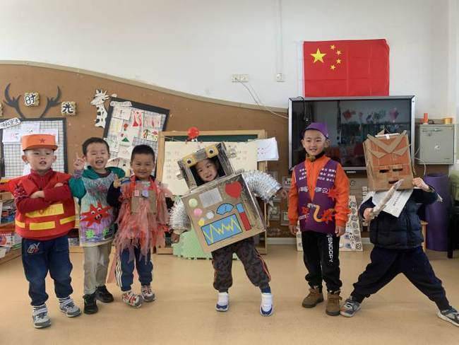 原来图画上小班的时候,妈妈做过一份家庭作业,是一个长征5号的模型,到