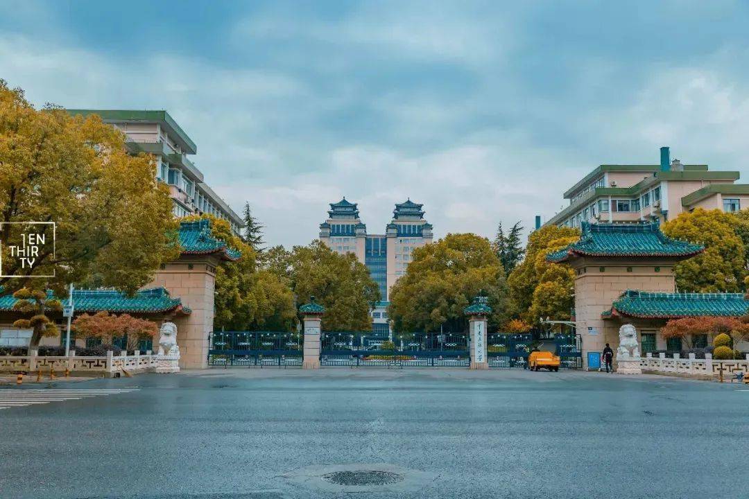 它是"中南载歌载舞大学,也是"中南美食大学,更是武汉最具民族风情的