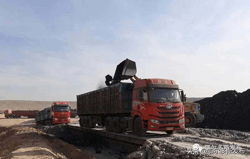 11月18日,在内蒙古鄂尔多斯市伊金霍洛旗境内的荣恒煤矿,拉煤卡车在