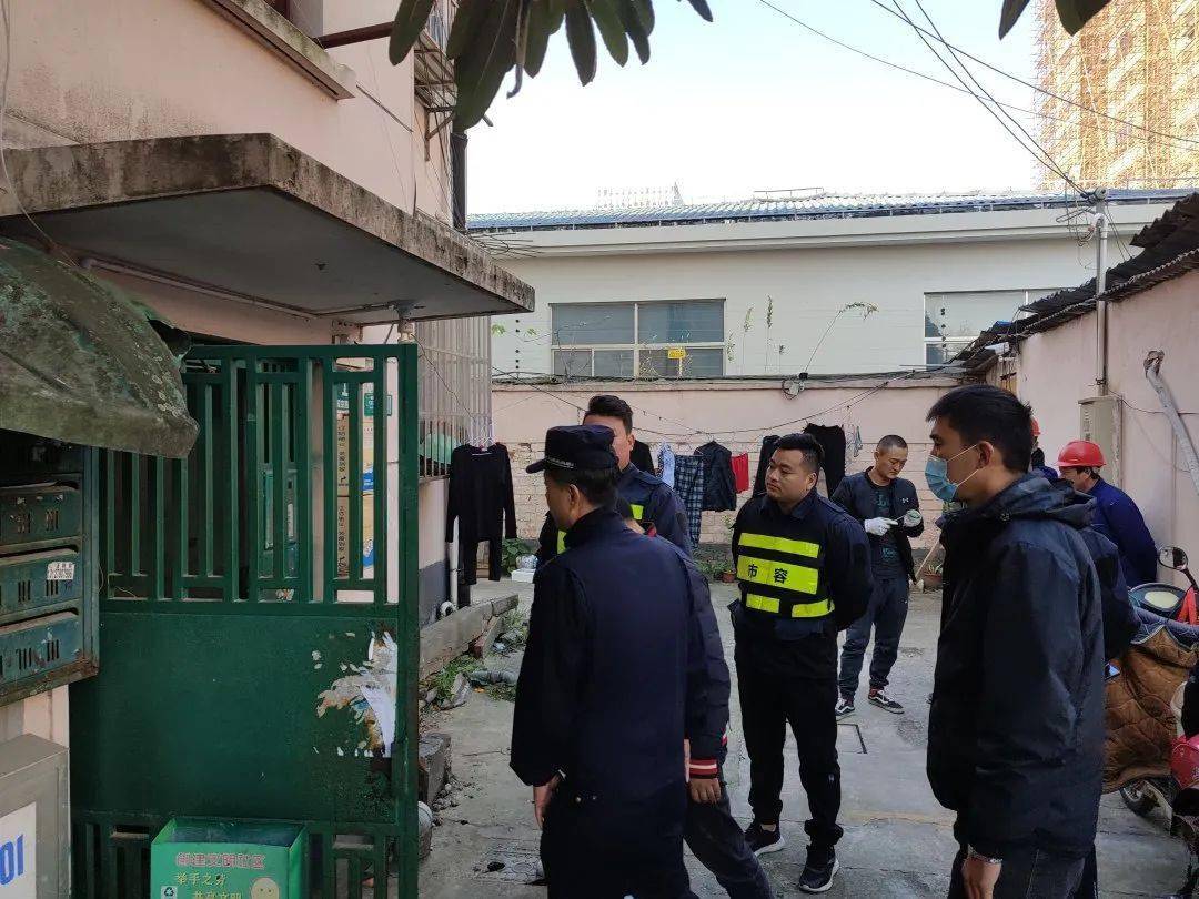 长海路街道管理办,城管中队,派出所,居委,物业等各部门组成联合整治