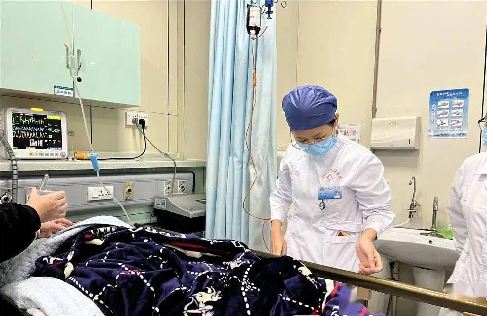 吃头孢后喝了半瓶啤酒酒,广西一女子头晕呕吐,心跳加速进了医院!