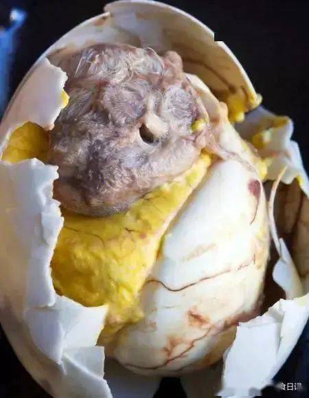 kalepache是一道伊朗羊汤,由羊头,羊蹄,羊胃烹饪而成.