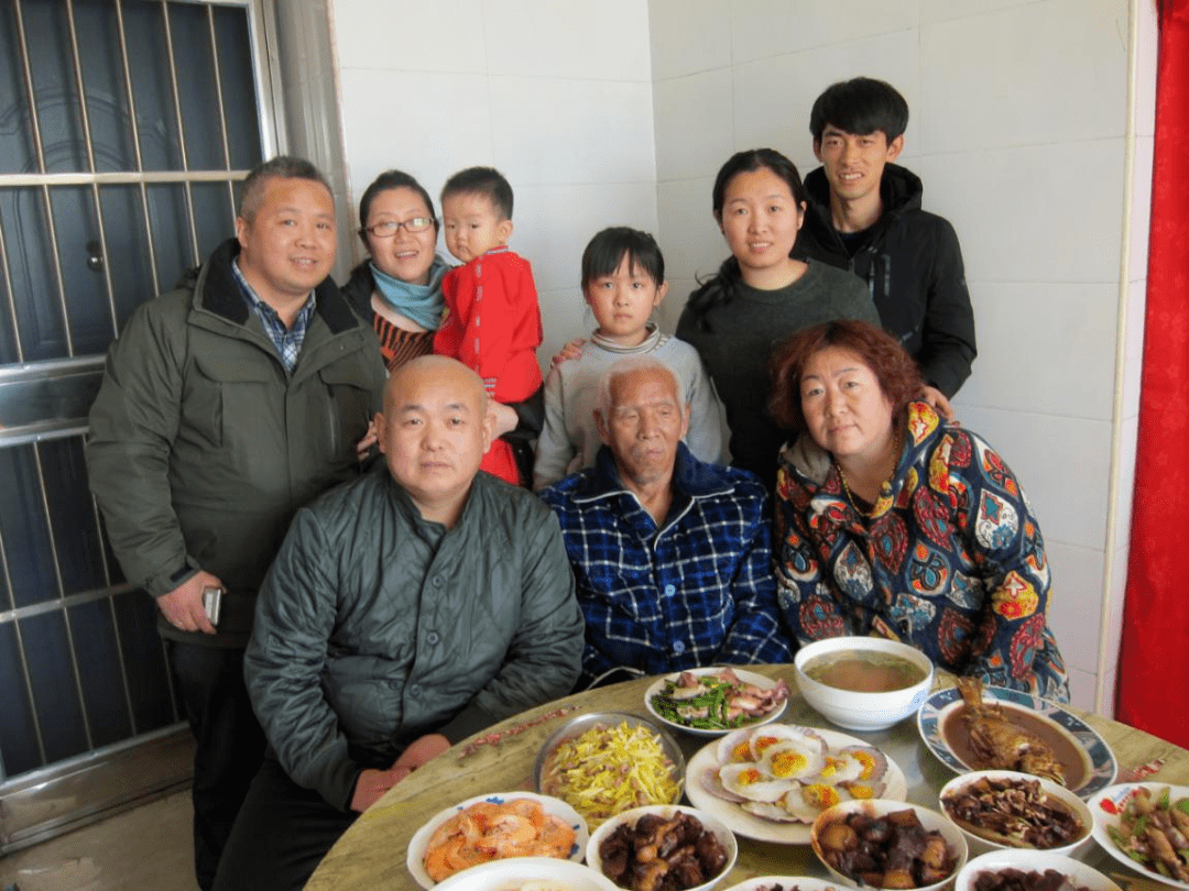 丰南区大新庄镇养马坨村村民孙连珍家庭大合影