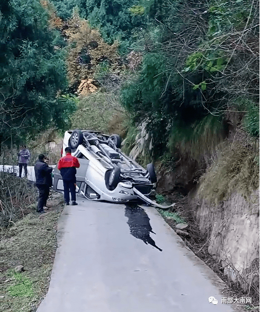 南部一小车在山路翻车,受损严重_月光_道路_网友