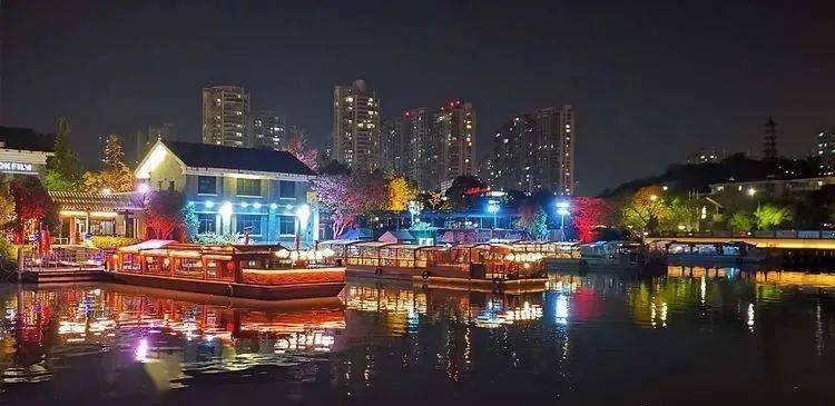 被誉为"温州城市客厅"的印象南塘景区,除了沉浸式夜游体验项目"塘河