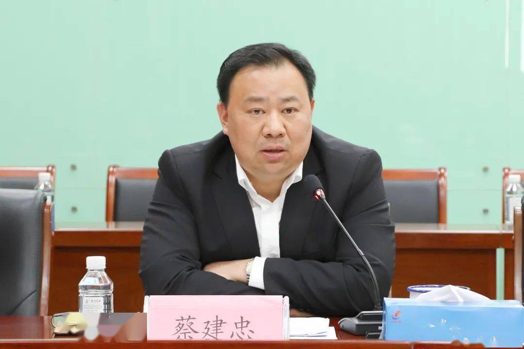 蔡建忠指出全镇上下要认真贯彻落实上级相关会议精神,以对人民高度