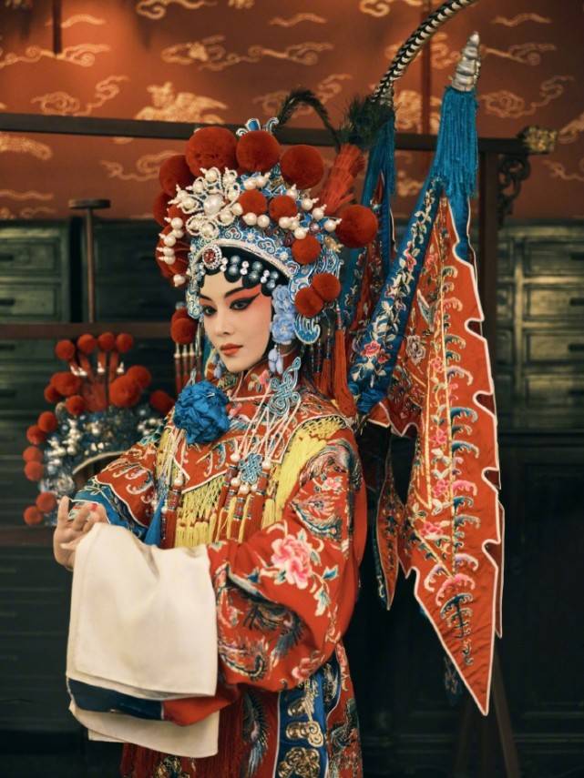 张馨予罕晒京剧扮相,穿戴超重戏服演绎穆桂英,又美又飒超惊艳_戏曲