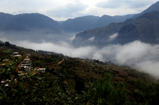 龙塘河流经昭阳区大山包镇老林村,鲁甸县水磨镇岩头村,梭山镇密所村和