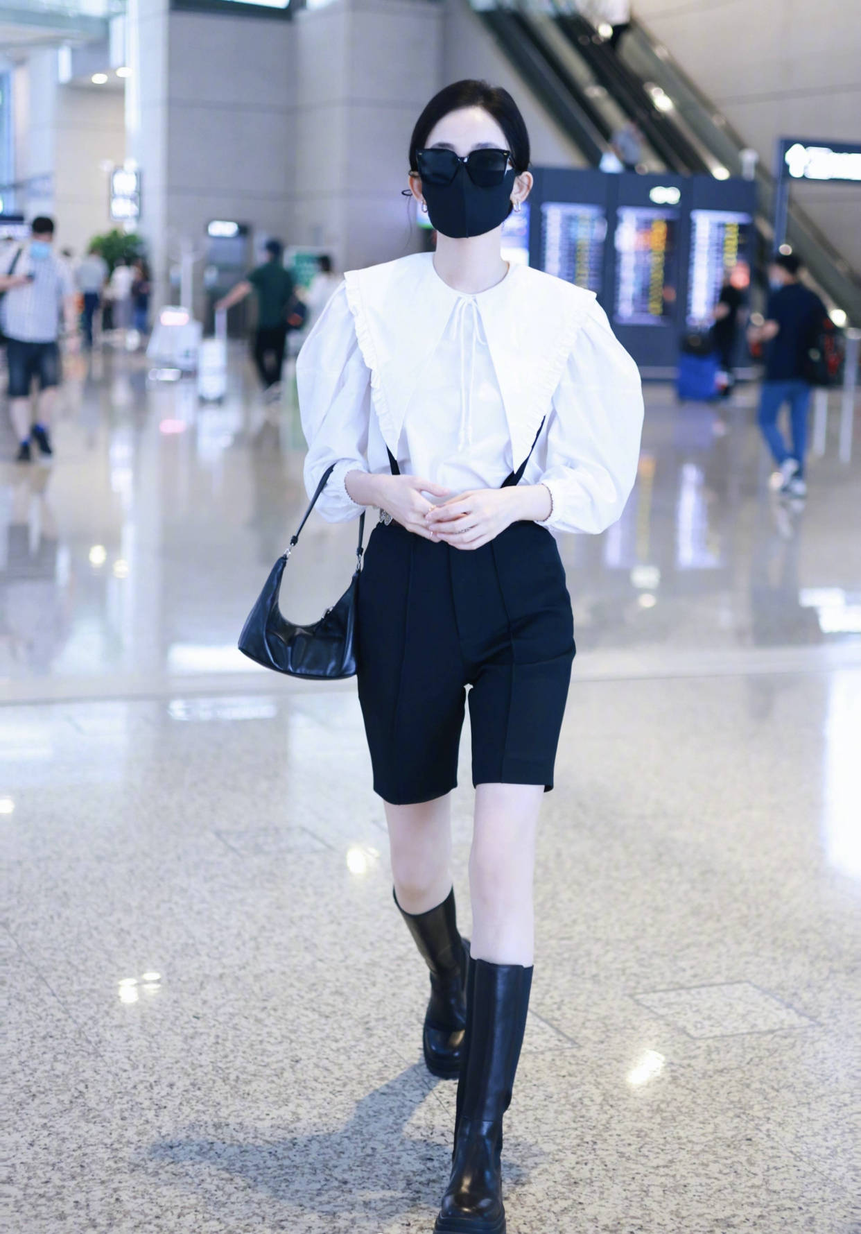 杀手锏 娜扎穿骑士靴霸气走机场，久违露面清新又时尚，大长腿成杀手锏