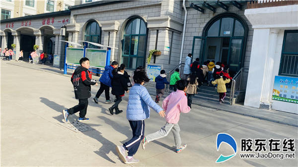 国翠小学开展反恐防暴应急演练活动_师生_烟台_进行