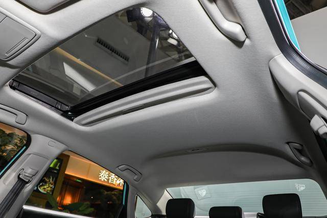 实拍的型格配备有常规尺寸的天窗,高配车型将配备全景天窗发动机启停