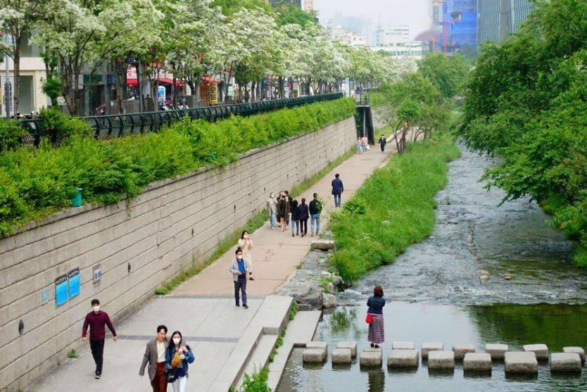 首尔一条河流从臭水沟变成了景观河,风景优美,成了首尔城市名片_清溪