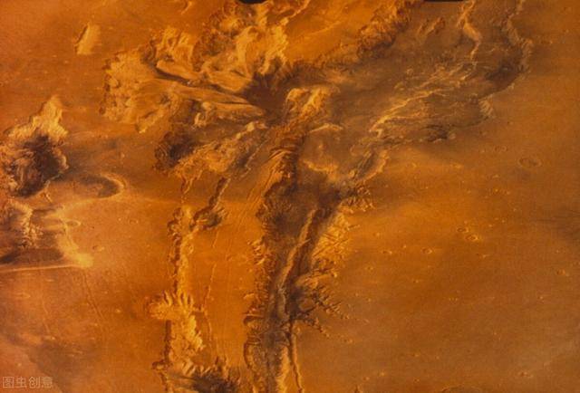 而本次发现的区域,水手号大峡谷处于火星的赤道附近,有2500多公里长